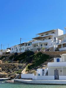 Gallery image of Droufakos’ home - Beachfront Lux 2BD apt. w. Views in Sifnos