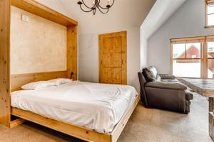 Säng eller sängar i ett rum på 1 Bedroom Plus Murphy Mountain Condo In River Run Village With Mountain Views And Walking Distance To Ski Slopes