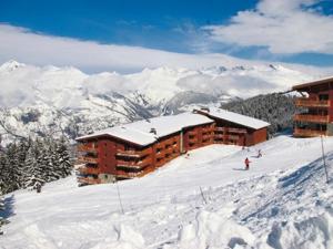 a ski lodge on top of a snow covered mountain at Appartement Les Arcs 1800, 3 pièces, 6 personnes - FR-1-346-348 in Arc 1800