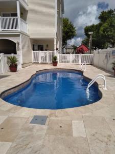 Piscina de la sau aproape de Fountain Motel Townhouse with Shared Pool