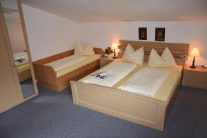 Tempat tidur dalam kamar di Ferienwohnung Optimal
