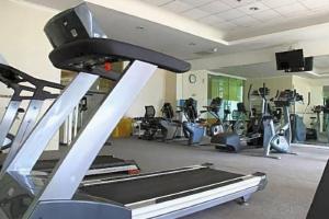 ein Fitnessstudio mit mehreren Laufbändern und Cardiogeräten in der Unterkunft lovely 1 bedroom apartment the bellezza permata in Jakarta + 6 Fotos