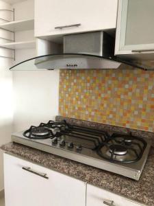 eine Küche mit einem Herdofen in einer Küche in der Unterkunft lovely 1 bedroom apartment the bellezza permata in Jakarta