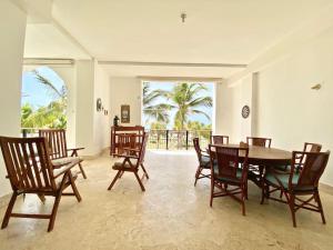 Perfect Beach Condo Cap Cana Marina, Punta Cana في بونتا كانا: غرفة طعام مع طاولة وكراسي