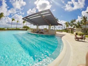 Baseinas apgyvendinimo įstaigoje Perfect Beach Condo Cap Cana Marina, Punta Cana arba netoliese