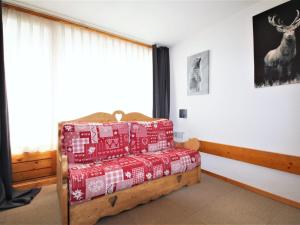 a bedroom with christmas presents on a bed at Appartement Les Arcs 1800, 2 pièces, 4 personnes - FR-1-346-497 in Arc 1800
