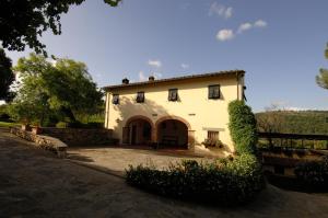 una gran casa blanca con una valla y un patio en Marignolle Relais & Charme - Residenza d'Epoca en Florencia