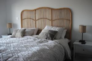 1 dormitorio con 1 cama grande y cabecero de madera en Cómodo departamento acceso a dunas de Concón, en Concón