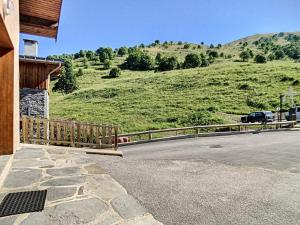 ein Haus mit einem Zaun an einem Berghang in der Unterkunft Chalet spacieux avec sauna, proche des Menuires et St Martin de Belleville - FR-1-344-738 in Saint-Marcel