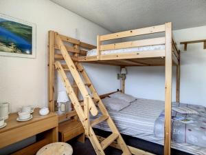 ein Schlafzimmer mit zwei Etagenbetten und einem Bett in der Unterkunft Appartement spacieux 6 pers · Proche des pistes · Parking inclus - FR-1-344-750 in Les Menuires