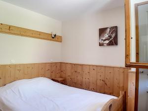 a bedroom with a bed and a picture on the wall at Appartement Les Menuires, 3 pièces, 6 personnes - FR-1-344-755 in Levassaix
