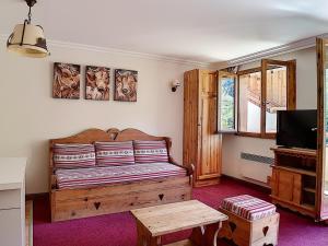 a room with a bed and a tv and a table at Appartement Les Menuires, 3 pièces, 6 personnes - FR-1-344-756 in Levassaix