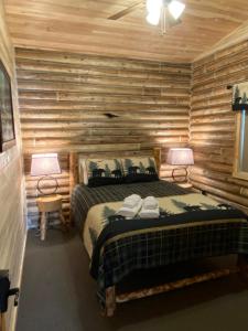 Postel nebo postele na pokoji v ubytování Alaska Knotty Pine B&B
