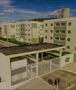 Blick auf ein großes weißes Apartmenthaus in der Unterkunft Apto Charmoso Bosque Heliópolis in Garanhuns