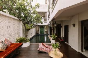 清迈At Niman conceptual Home chiangmai的建筑物中间的游泳池