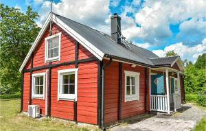 烏洛夫斯特倫的住宿－Nice Home In Olofstrm With Kitchen，黑色屋顶的红色房子
