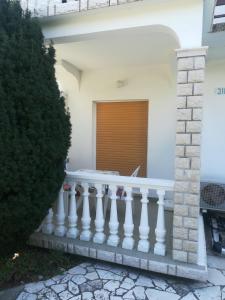 balcón de una casa con barandilla blanca en Alemka en Banjol