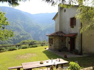 Imagen de la galería de Mountain-view holiday home in Cison di Valmarino with garden, en Cison di Valmarino