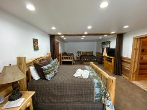 Posezení v ubytování Alaska Knotty Pine B&B
