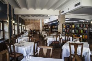 ein Restaurant mit weißen Tischen und Stühlen in einem Zimmer in der Unterkunft Hotel Restaurante Setos in Motilla del Palancar