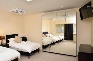 A bed or beds in a room at Trade Digs Bath Road 