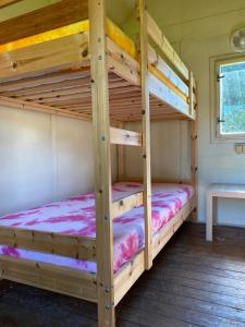 pokój z łóżkiem piętrowym i 2 łóżkami piętrowymi w kabinie w obiekcie Autokemp Loděnice Zdoňov - Adršpach w mieście Teplice nad Metují