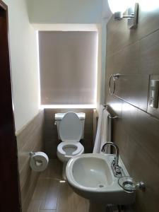 Koupelna v ubytování Hotel Lorena