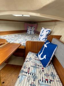 Postel nebo postele na pokoji v ubytování Ubytování na lodi v Marině Lipno