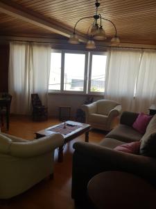 Sala de estar con sofás y mesa de centro en Seaview Kaposantes Apartments, en Lefkada