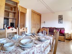 einen Esstisch mit Tellern und Gläsern darauf in der Unterkunft Appartement 2 pièces près des pistes avec parking inclus - FR-1-344-797 in Les Menuires + 9 Fotos
