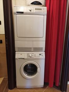 a dryer and a washing machine in a room at Il nido in Alba