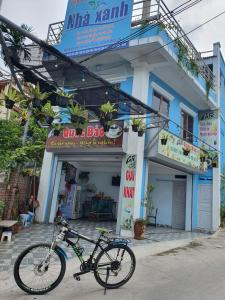 ein Fahrrad, das vor einem Gebäude geparkt ist in der Unterkunft Nha Xanh Ha Long Homestay in Hạ Long