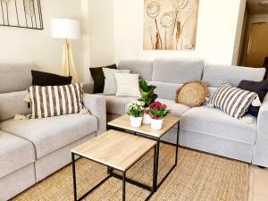 uma sala de estar com dois sofás e uma mesa de centro em Precioso Bajo gran terraza y piscinas Altaona Golf em Múrcia