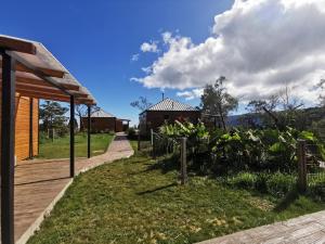 uma casa com um jardim em frente a um edifício em Tamar'Inn em Le Tampon