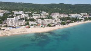 Una vista aérea de una playa con edificios y el océano. en FS Apartments - Modern Sea-View Apt - First Line, en Golden Sands