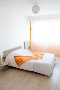 MAMA including parking 2 cars في كولمار: سرير أبيض في غرفة نوم مع نافذة