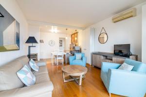 een woonkamer met een bank, stoelen en een tafel bij Chez Jacques par Dodo-a-Cassis in Cassis +8 foto's