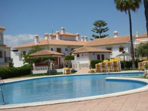una piscina frente a una villa en Diamond Vera Costa, en Vera