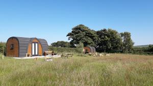 una piccola cabina in mezzo a un campo di Hornbeam Eco Cabin - Sleeps 2 - Valley View a Launceston