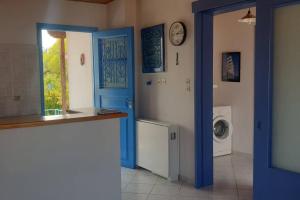 TzíkidhesにあるPerivola's Houseのバスルーム(洗濯機、青いドア付)