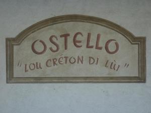 Pontboset的住宿－Auberge Lou Créton di Lui Hostel，墙上的标牌上写着橡皮字