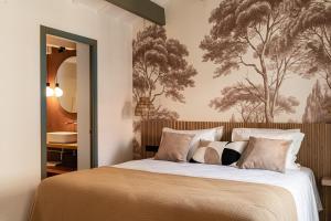 マオーにあるEl Consul Mao - Hotel Boutiqueのベッドルーム1室(木々が並ぶ大型ベッド1台付)