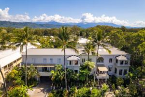 道格拉斯港的住宿－地中海道格拉斯港酒店，棕榈树房屋的空中景致