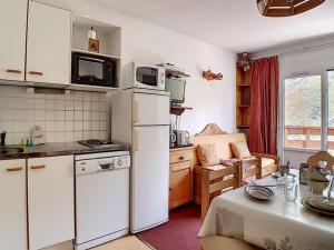 Dapur atau dapur kecil di Appartement Les Menuires, 2 pièces, 5 personnes - FR-1-344-880