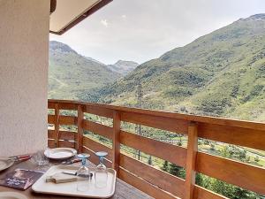einen Balkon mit Bergblick in der Unterkunft Appartement skis aux pieds avec balcon et parking - FR-1-344-880 in Les Bruyères + 4 Fotos