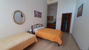 Łóżko lub łóżka w pokoju w obiekcie Melia studio 2 seafront apartment