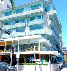 un edificio con una tienda delante de él en The Beach Front Resort, Pattaya, en Pattaya central