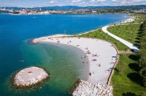 uma vista aérea de uma praia com pessoas na água em Lovely apartment with fabulous view em Koper