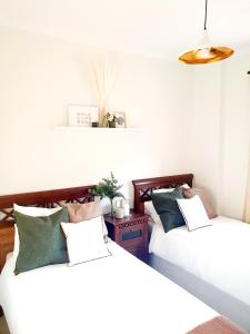 duas camas sentadas uma ao lado da outra num quarto em Precioso Bajo gran terraza y piscinas Altaona Golf em Múrcia