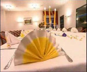 a table with a yellow and white shell on it at GreenLine Hotel Hellfeld in Neubrandenburg